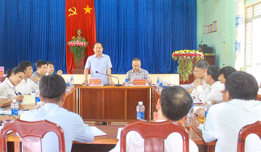 Phó Bí thư Tỉnh ủy Rah Lan Chung phát biểu chỉ đạo tại buổi làm việc với hệ thống chính trị xã Kông Htok (huyện Chư Sê). Ảnh: Mộc Trà