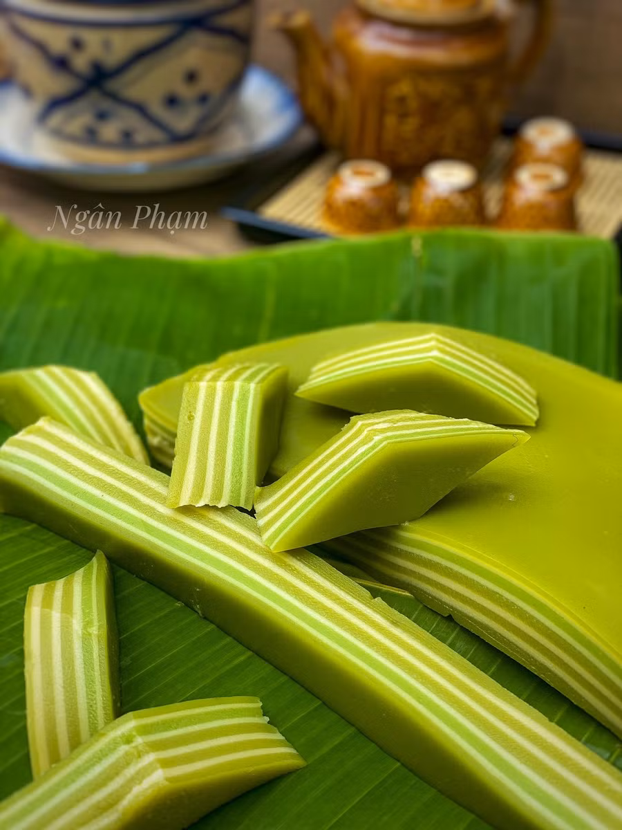 Bánh gồm nhiều lớp chồng lên nhau với độ mềm mịn, mỏng, dai như da lợn. Ảnh: Ngân Phạm