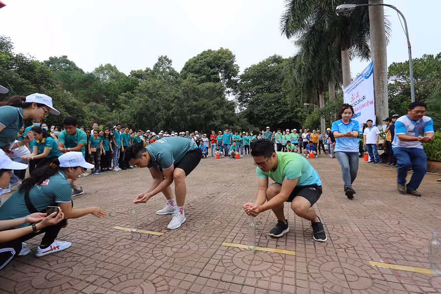 Các VĐV thích thú với môn đổ nước vào chai. Ảnh: Văn Ngọc