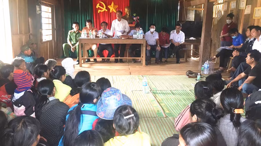 Chính quyền xã Đak Rong (huyện Kbang) tuyên truyền, phổ biến pháp luật cho người dân. Ảnh: Lê Nam