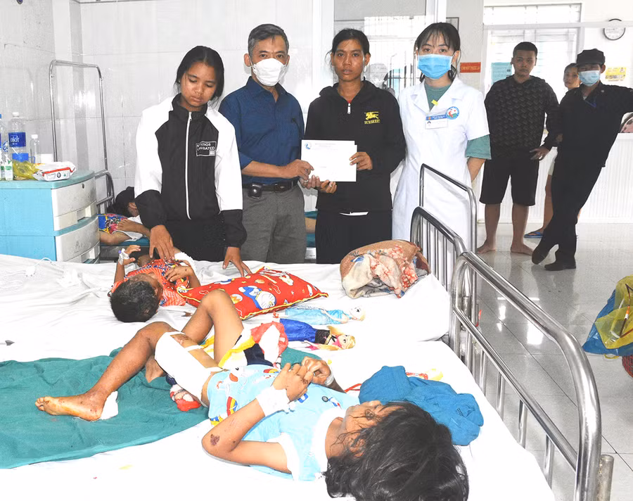 Đại diện Sở Lao động-Thương binh và Xã hội thăm hỏi, động viên các con anh Khơi đang điều trị tại Bệnh viện Nhi tỉnh. Ảnh: Đinh Yến Sở Lao động-Thương binh và Xã hội thăm hỏi, động viên các cháu bị tai nạn tại Bệnh viện Nhi Gia Lai. Ảnh: Đinh Yến