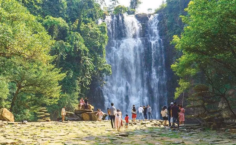 Du khách đắm chìm trong vẻ đẹp của ngọn thác Bobla hùng vĩ trên cao nguyên Di Linh