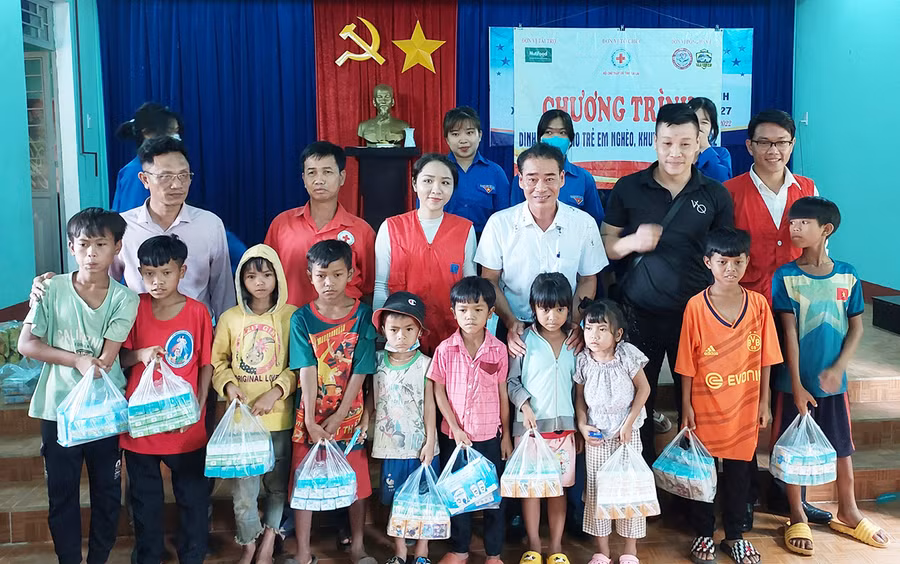 Tặng quà cho trẻ em nghèo của huyện Chư Sê và Phú Thiện ảnh 1 Tặng sữa cho trẻ em nghèo, khuyết tật tại xã Yun, huyện Chư Sê. Ảnh: Lê Đức