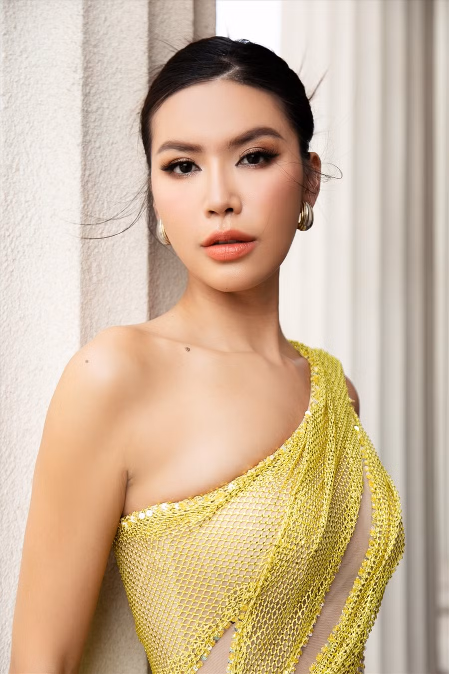 Minh Tú cho biết cô có lịch trình làm việc dày đặc, hiếm hoi có thời gian nghỉ ngơi nên gần đây cô sụt vài cân, nhưng người đẹp sinh năm 1991 vẫn giữ được thần thái tươi trẻ, năng động của mình bên một body săn chắc.