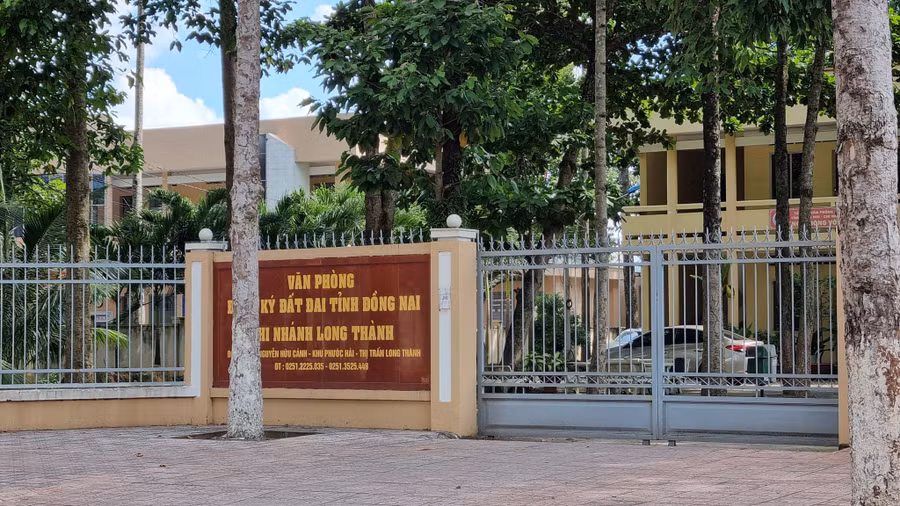  Cơ quan chức năng đang tiến hành khám xét tại VP ĐKĐĐ chi nhánh Long Thành. Ảnh: Lê Bình