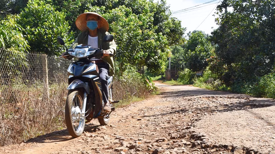 Tuyến đường nối từ thôn 1 đến thôn 4 (xã Ia Krai, huyện Ia Grai) đang xuống cấp nghiêm trọng. Ảnh: Hà Phương