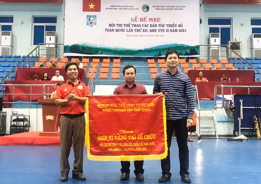 Phó Giám đốc Sở Văn hóa-Thể thao và Du lịch Nguyễn Văn Ý (ở giữa) nhận cờ đăng cai Hội thi lần thứ XIII-2023. Ảnh: Lê Văn Ngọc