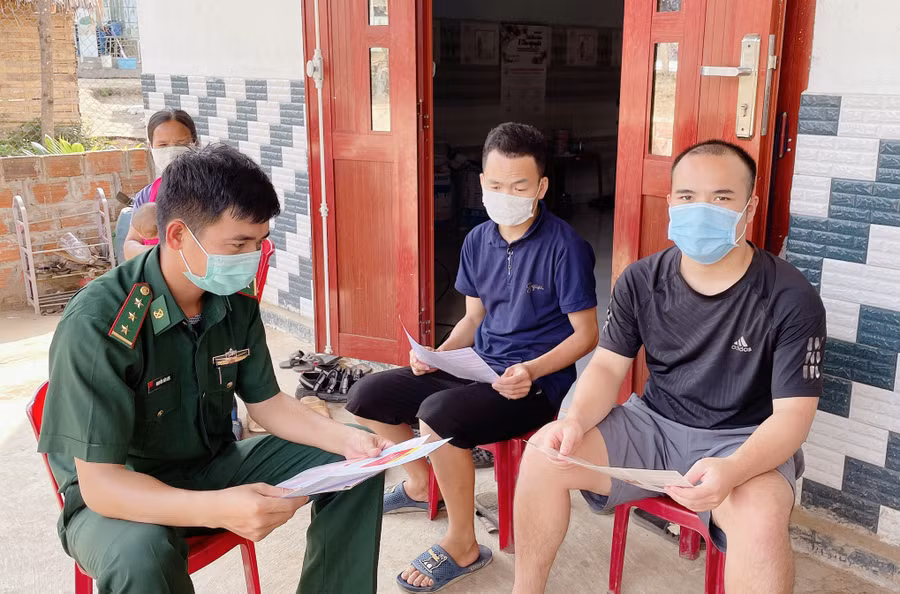 Thượng úy Nguyễn Hữu Lực đến từng hộ gia đình vận động, tuyên truyền người dân tham gia phòng, chống dịch Covid-19. Ảnh: D.Đ.N Thượng úy Nguyễn Hữu Lực đến từng hộ gia đình vận động, tuyên truyền người dân tham gia phòng, chống dịch Covid-19. Ảnh: D.Đ.N