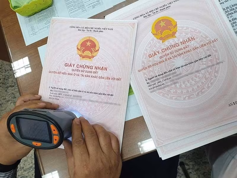 Người dân nắm rõ hồ sơ, thủ tục xin cấp sổ đỏ, sổ hồng đất 50 năm để hoàn tất thủ tục. Ảnh: LĐO