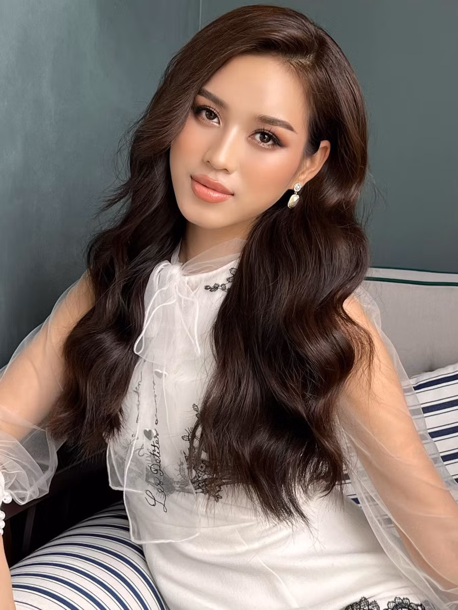 Mới đây, Hoa hậu Đỗ Thị Hà chia sẻ loạt ảnh mới khoe nhan sắc vô cùng xinh đẹp. Cô nàng diện váy trắng với điểm nhấn là phần ren xuyên thấu ở cánh tay và cổ áo thắt nơ.