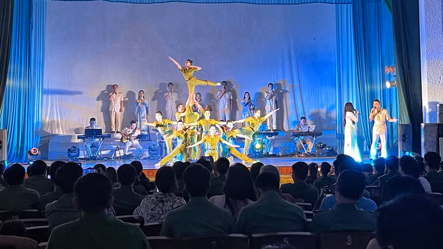 Hợp ca hát múa ca ngợi những chiến công thầm lặng của lực lượng Cảnh sát nhân dân. Ảnh: Hoàng Ngọc