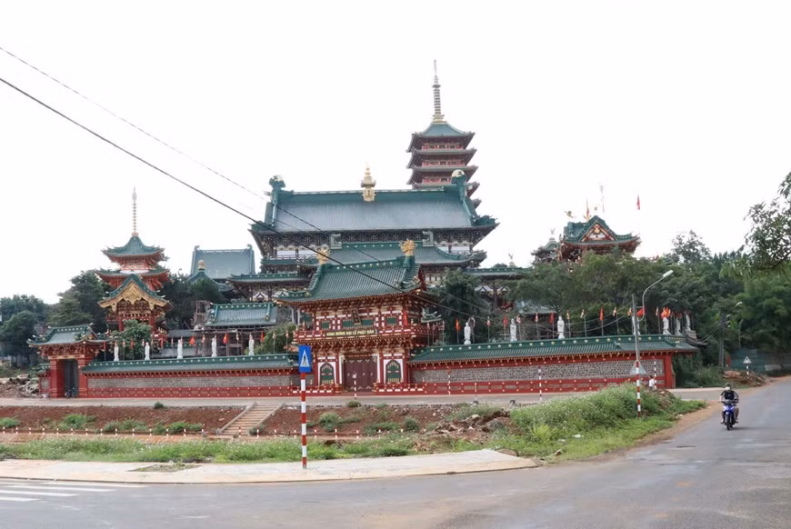 Chùa Minh Thành, thành phố Pleiku, tỉnh Gia Lai, thu hút nhiều du khách tham quan khi đến với phố núi Pleiku. Ảnh: Hồng Điệp/TTXVN