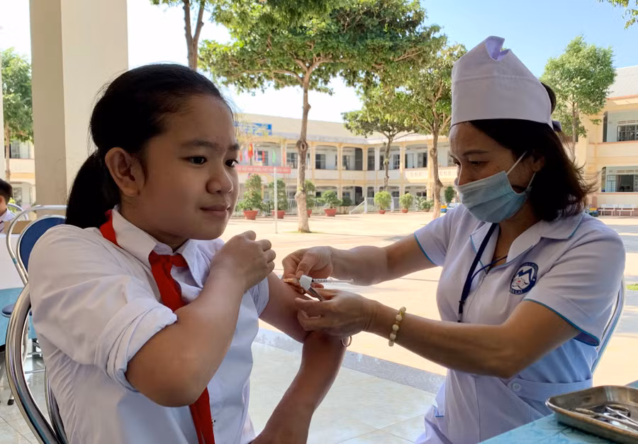 Học sinh Trường Tiểu học Võ Thị Sáu (TP. Pleiku) tiêm vắc xin phòng bệnh bạch hầu. Ảnh: Như Nguyện