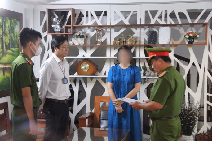 Trước đó, ông Tôn Thất Thạnh, cựu Giám đốc CDC Đà Nẵng và thuộc cấp bị Công an TP Đà Nẵng bắt tạm giam vì hành vi "tham ô tài sản" Trước đó, ông Tôn Thất Thạnh, cựu Giám đốc CDC Đà Nẵng và thuộc cấp bị Công an TP Đà Nẵng bắt tạm giam vì hành vi