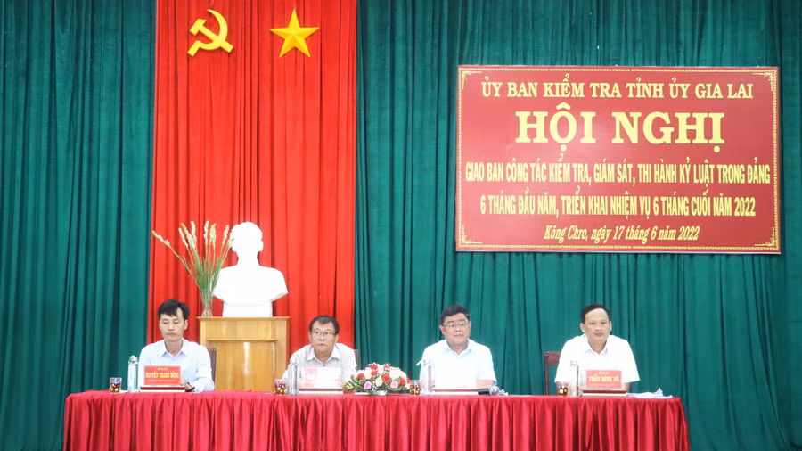 Đồng chí Thái Thanh Bình-Ủy viên Ban Thường vụ Tỉnh ủy, Chủ nhiệm Ủy ban Kiểm tra Tỉnh ủy (thứ 2 bên trái) cùng các đồng chí Phó Chủ nhiệm Ủy ban Kiểm tra Tỉnh ủy chủ trì Hội nghị. Ảnh: Ngọc Minh