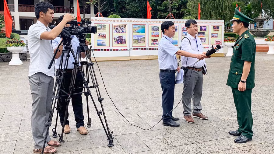 Phóng viên Gia Lai điện tử tác nghiệp bên lề Đại hội đại biểu Đảng bộ tỉnh lần thứ XVI (nhiệm kỳ 2020-2025). Ảnh: Phương Vi