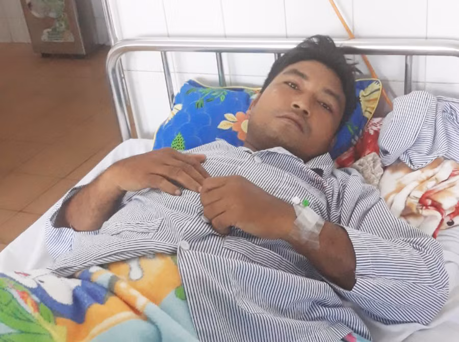  Nhân viên Ksor Suh đang nằm điều trị tại Bệnh viện Đa khoa tỉnh. Ảnh: Lê Anh