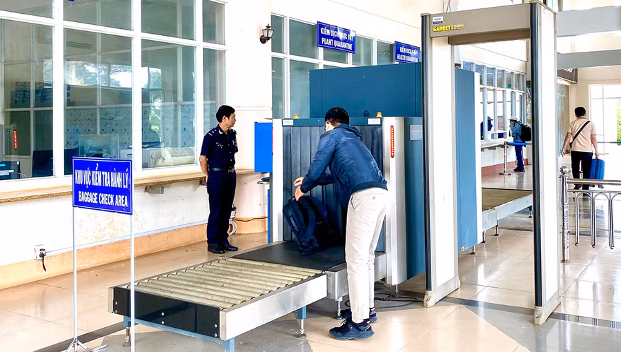  Người dân làm thủ tục xuất cảnh tại Cửa khẩu Quốc tế Lệ Thanh, huyện Đức Cơ. Ảnh: Hà Duy