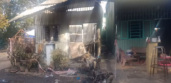  Căn nhà bị cháy hoàn toàn. Ảnh: TRUNG DŨNG 