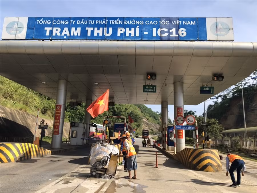  Thi công lắp đặt hệ thống thu phí không dừng. Ảnh ĐT