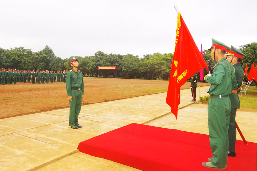  Chiến sĩ mới Tuyên thệ dưới Quân kỳ Quyết thắng. Ảnh: Thanh Tuyền 
