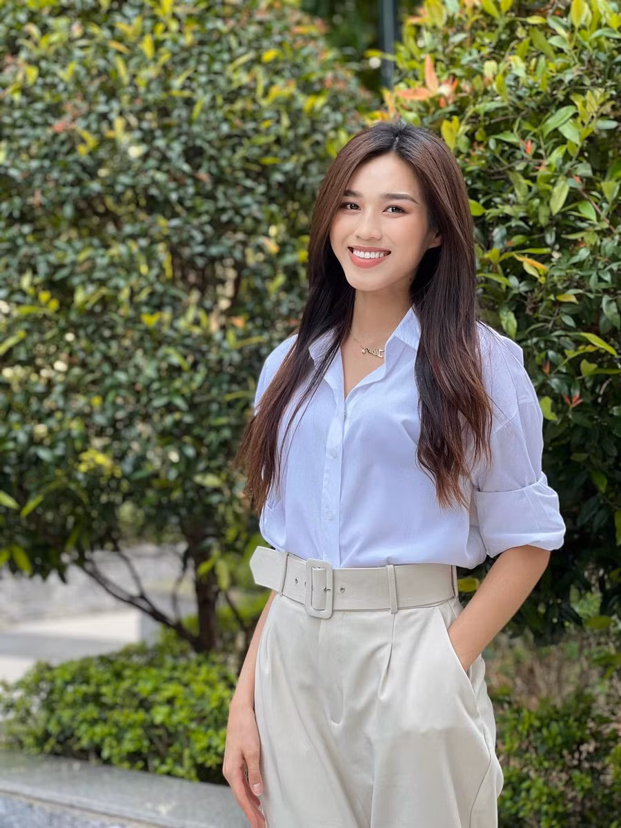 Ngay cả khi để tóc thẳng kết hợp thời trang giản dị lên giảng đường giúp Hoa hậu Đỗ Thị Hà ghi điểm với người hâm mộ. 