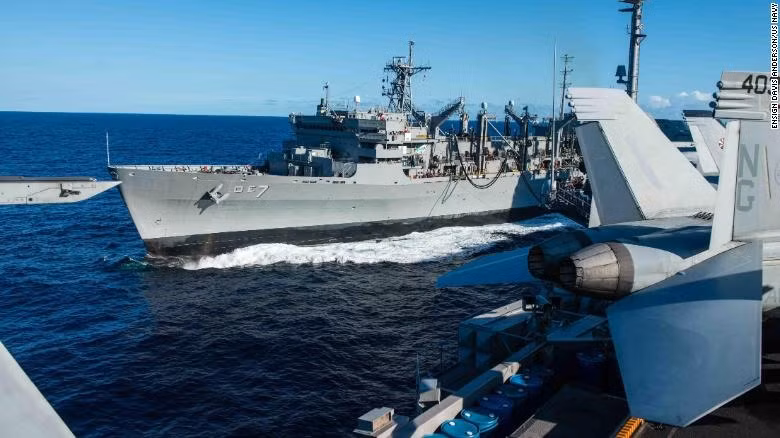 Tàu USNS Rainier cùng tàu sân bay USS John C. Stennis trong cuộc tập trận hàng hải Vành đai Thái Bình Dương năm 2016. Ảnh: Hải quân Mỹ