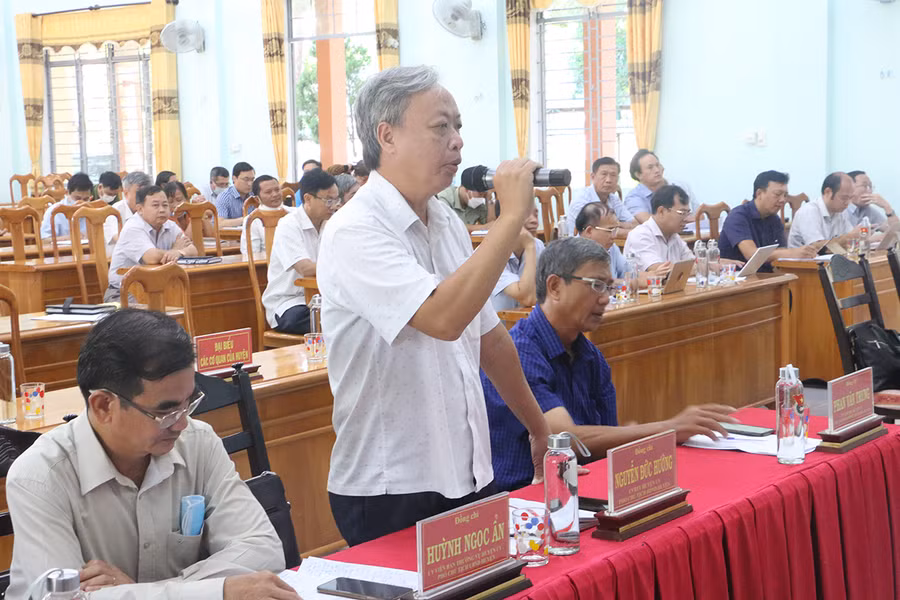 Phó Chủ tịch HĐND huyện Kông Chro Nguyễn Đức Hướng tham gia ý kiến tại buổi tiếp xúc. Ảnh: Quang Tấn