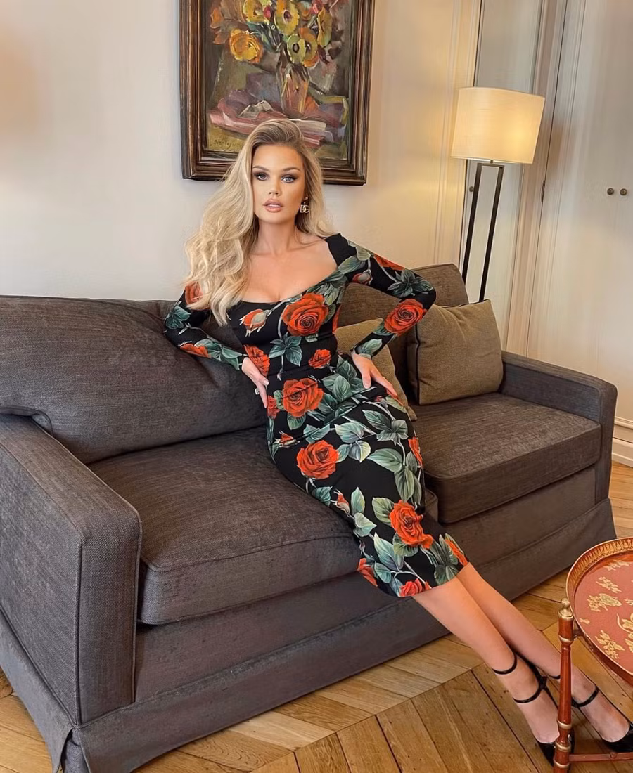 Những quý cô quyến rũ, thành đạt trên 30 tuổi lại ưa chuộng những mẫu váy bodycon ôm sát in hoa hồng nổi bật trên nền lớp vải màu đen huyền bí.