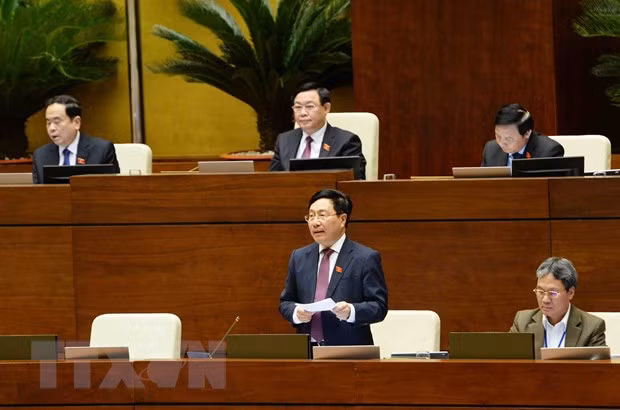 Phó Thủ tướng Thường trực Phạm Bình Minh trả lời chất vấn của đại biểu Quốc hội. (Ảnh: Minh Đức/TTXVN)