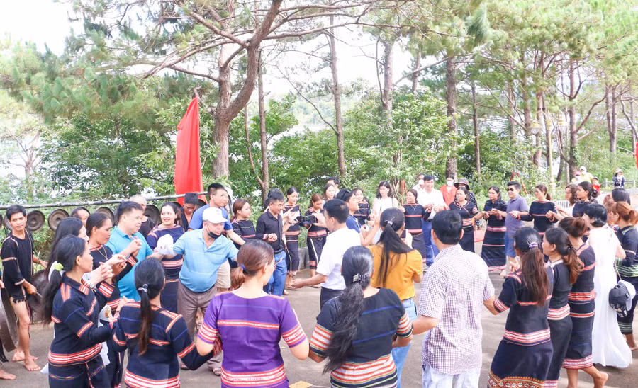 Đến Gia Lai trong dịp lễ 30.4, du khách được thưởng thức và cùng tham gia trình diễn âm nhạc cồng chiêng. Ảnh: Trần Hiếu