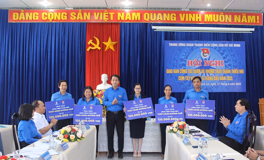 Đồng chí Ngô Văn Cương (thứ 3 từ trái qua)-Bí thư Ban Chấp hành Trung ương Đoàn tặng bảng tượng trưng công trình Thắp sáng đường quê cho các Tỉnh Đoàn. Ảnh: Phan Lài