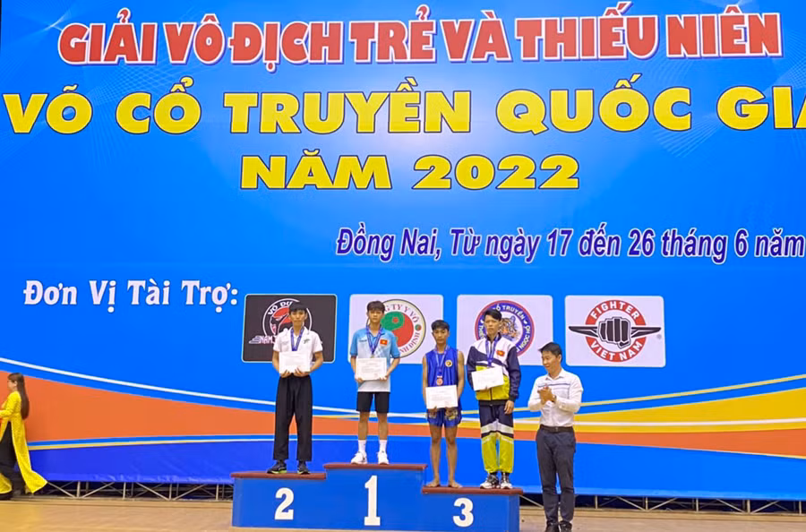  VĐV Nguyễn Huy Hoàng nhận huy chương vàng ở nội dung đối kháng 48 kg nam. Ảnh: Văn Hường