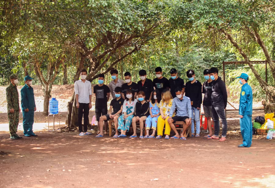 BĐBP Tây Ninh kịp thời ngăn chặn nhóm thanh niên vượt biên tìm việc làm lương cao sang Campuchia. Ảnh: Giang Phương