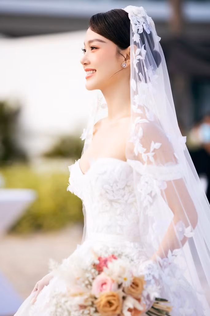 Cô dâu Minh Hằng xinh đẹp trong hôn lễ