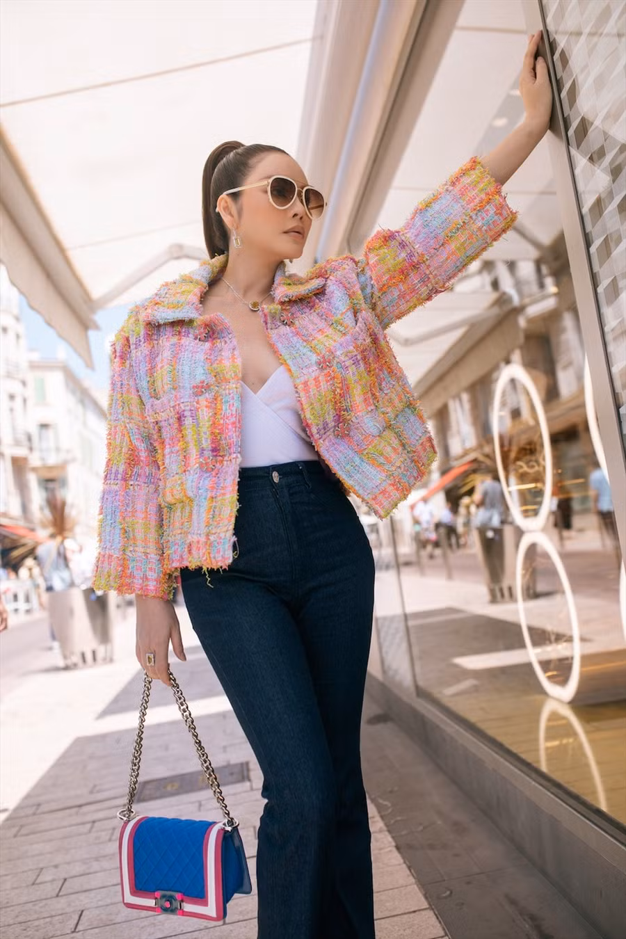 Chiếc áo khoác tweed đầy màu sắc của Chanel giúp Lý Nhã Kỳ nổi bật trên đường phố. Nữ diễn viên khéo léo kết hợp với phụ kiện cùng hãng, gây ấn tượng bởi vẻ ngoài nữ tính. Chiếc áo khoác tweed đầy màu sắc của Chanel giúp Lý Nhã Kỳ nổi bật trên đường phố. Nữ diễn viên khéo léo kết hợp với phụ kiện cùng hãng, gây ấn tượng bởi vẻ ngoài nữ tính.