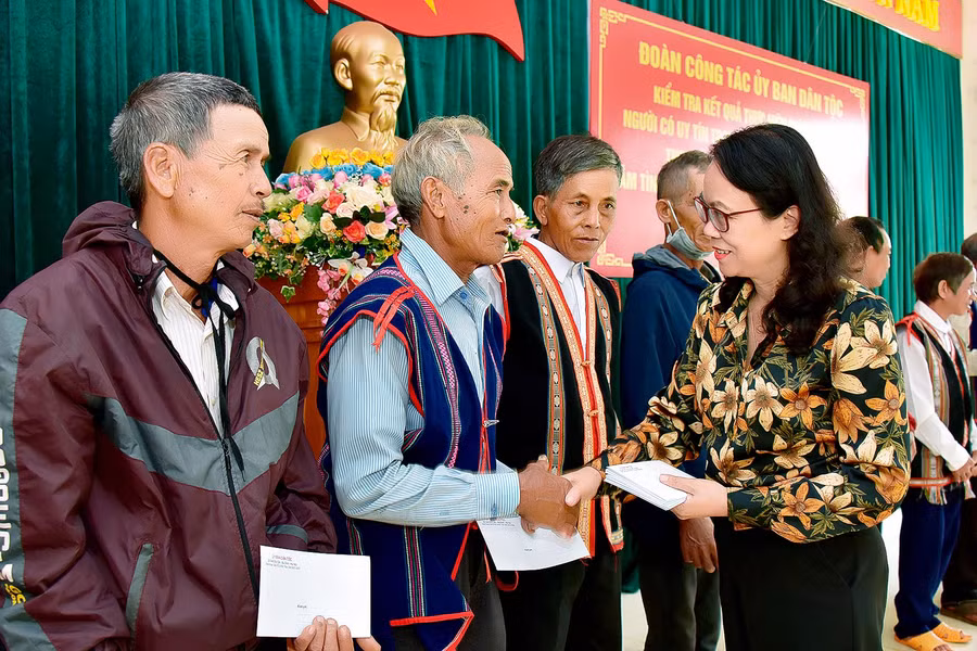 Thứ trưởng, Phó Chủ nhiệm UBDT Hoàng Thị Hạnh tặng quà cho người có uy tín huyện Đak Đoa. Ảnh: Đức Thụy