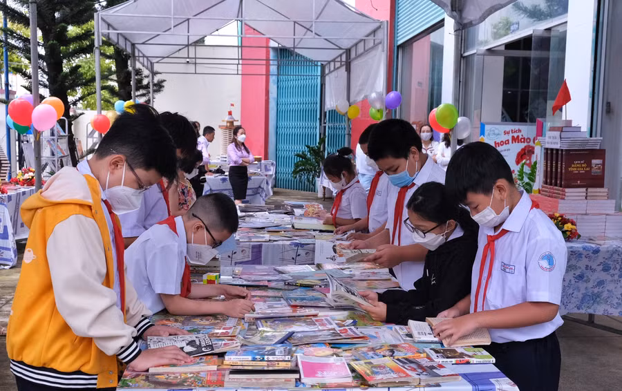 Tủ sách phong phú đáp ứng nhu cầu đọc sách, giải trí của thiếu nhi trong dịp hè. Ảnh: Hoàng Ngọc Tủ sách thiếu nhi phong phú đáp ứng nhu cầu đọc sách, giải trí của thiếu nhi trong dịp hè. Ảnh: Hoàng Ngọc
