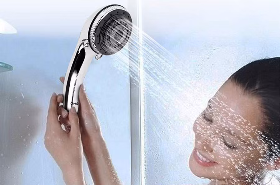 Tắm ngay sau khi đi nắng có thể ảnh hưởng tới nhịp tim, huyết áp và kéo theo tình trạng đột quỵ. Ảnh: SHUTTERSTOCK