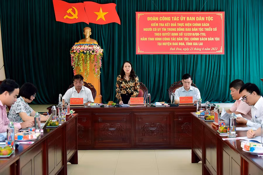Thứ trưởng, Phó Chủ nhiệm Ủy ban Dân tộc Hoàng Thị Hạnh làm việc với huyện Đak Đoa. Ảnh: Đức Thụy