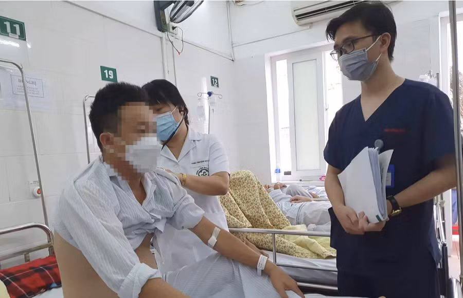 TS Đoàn Thu Trà (áo trắng), Phó giám đốc Trung tâm Bệnh nhiệt đới, thăm khám cho bệnh nhân điều trị bệnh sốt rét. Ảnh: Mai Thanh