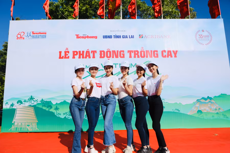 4. Hoa hậu Đỗ Thị Hà tại cùng người đẹp trong lễ phát động trồng cây 