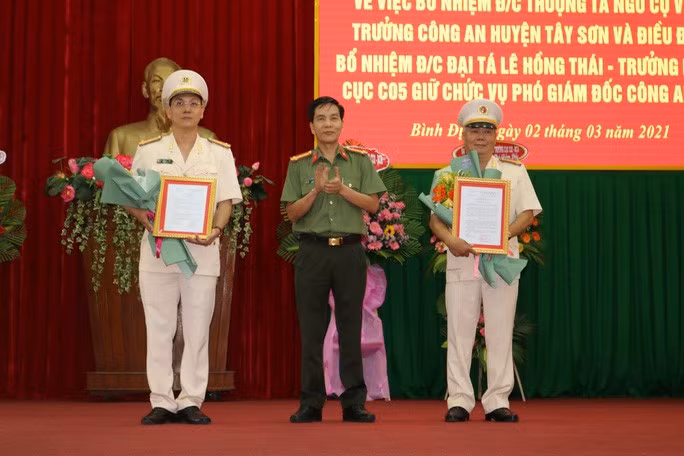 Đại tá Võ Đức Nguyện (đứng giữa), Giám đốc Công an tỉnh Bình Định, trao quyết định bổ nhiệm cho hai tân Phó Giám đốc Công an tỉnh Đại tá Võ Đức Nguyện (đứng giữa), Giám đốc Công an tỉnh Bình Định, trao quyết định bổ nhiệm cho hai tân Phó Giám đốc Công an tỉnh