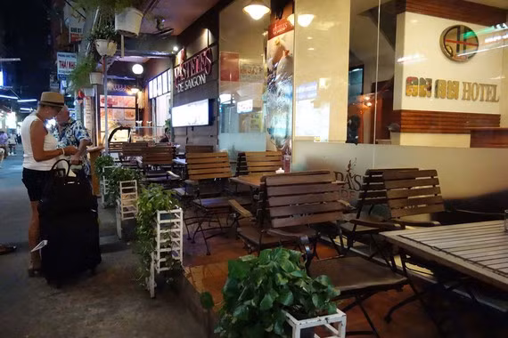 Phố đi bộ Bùi Viện vắng bóng khách ngay cả vào ngày cuối tuần (Ảnh chụp tối 7-3). Ảnh: DŨNG PHƯƠNG Phố đi bộ Bùi Viện vắng bóng khách ngay cả vào ngày cuối tuần (Ảnh chụp tối 7-3). Ảnh: DŨNG PHƯƠNG