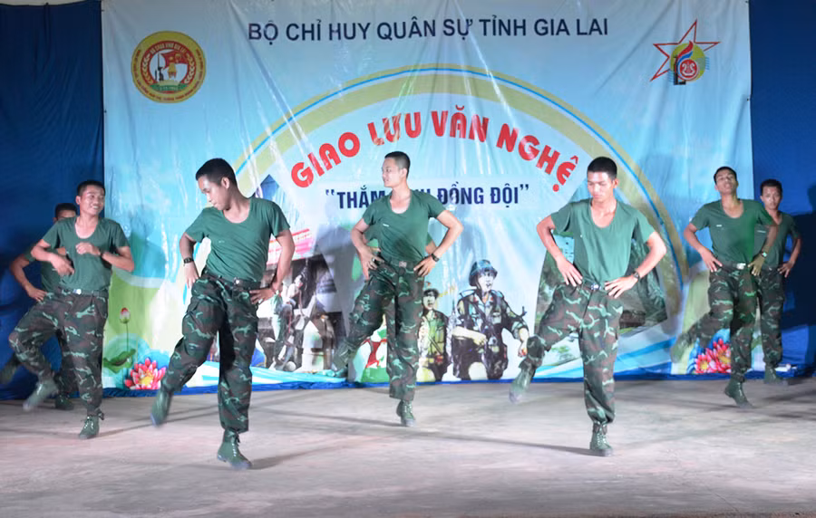  Một tiết mục văn nghệ của tân binh. Ảnh: Vĩnh Hoàng
