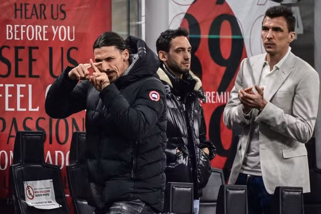  Ibrahimovic (trái) chuẩn bị trở lại tuyển Thụy Điển dù đã ở tuổi 39 - ẢNH: AFP