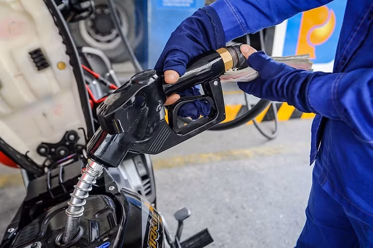 Giá xăng ngày mai có thể giảm nếu trích quỹ bình ổn. Ảnh: Petrolimex