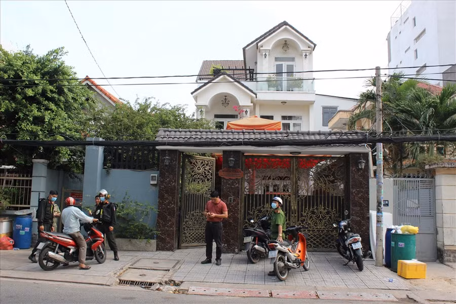  Lực lượng chức năng tiến hành khám xét khẩn cấp. Ảnh: Công an Đồng Nai