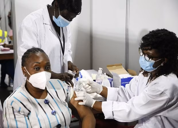 Một quan chức chính phủ Cote d'Ivoire được tiêm vắcxin ngừa COVID-19 tại Abidjan. (Ảnh: THX/TTXVN)