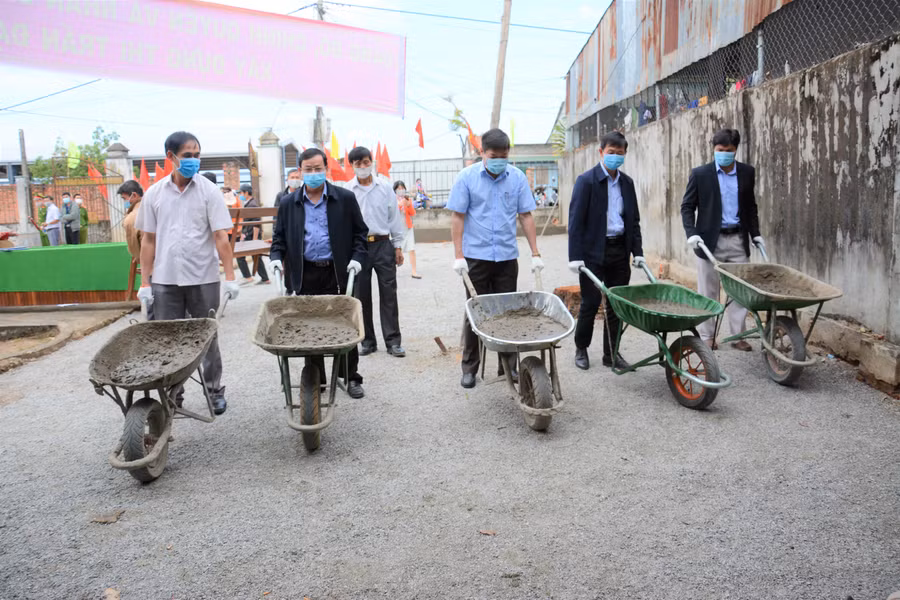 Lãnh đạo tỉnh, huyện và thị trấn Đăk Hà ra quân đầu năm mới tại tổ dân phố 3. Ảnh: M.T